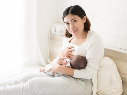 Kolostrum Hanya Keluar Sedikit, Bunda Nggak Perlu Khawatir Bayi Kelaparan