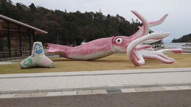Pemerintah salah satu kota di Jepang dikritik karena memakai dana Covid-19 untuk membangun patung cumi-cumi raksasa dengan total biaya setara Rp3,5 miliar.