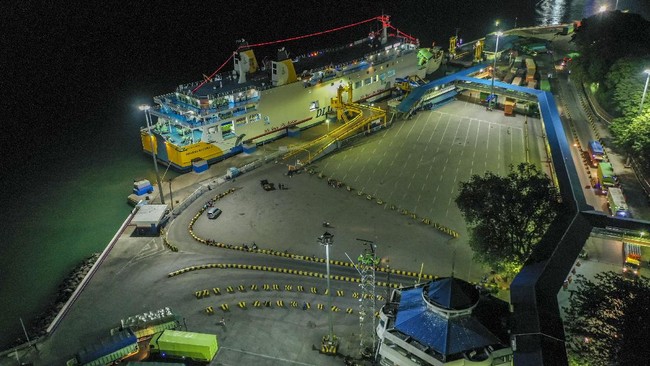 Calon penumpang kapal laut dari Pelabuhan Merak harus melewati empat pos pemeriksaan selama 24 Desember 2021 hingga 2 Januari 2022.