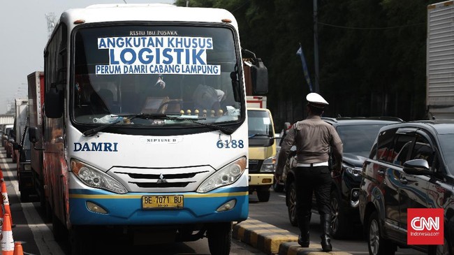 Epidemiolog berharap tumpang tindih aturan tidak mengakibatkan pandemi di atas pandemi, artinya varian baru menyerang di kala varian lama belum terkendali