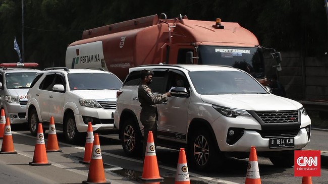 Kendaraan di Tol Japek arah Cikampek terpantau padat di KM 36-KM 41 karena ada kecelakaan lalu lintas.