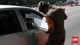 Pasrah Pengendara Diminta Putar Balik di Cikarang Barat