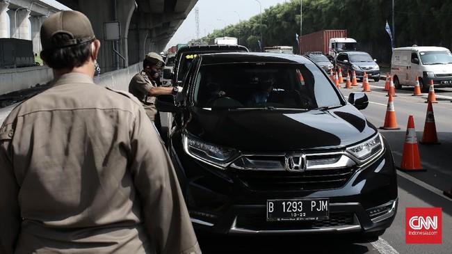 Epidemiolog berharap tumpang tindih aturan tidak mengakibatkan pandemi di atas pandemi, artinya varian baru menyerang di kala varian lama belum terkendali