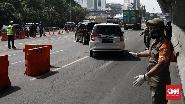 Petugas di salah satu pos check point di Jakarta Selatan hanya bertugas mengecek kepatuhan prokes Covid-19 dan tidak memutar-balikkan kendaraan.