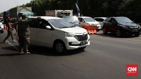 Gerutu Pengendara Diputar Balik di Penyekatan Cikarang Barat