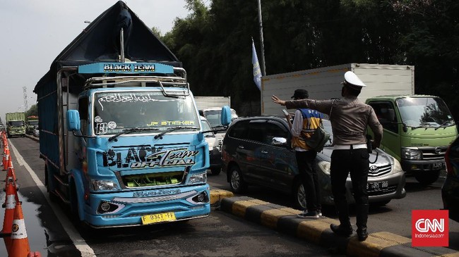 Lebih dari 43 ribu kendaraan di Jatim diminta putar balik saat larangan mudik. Sementara 21 positif covid dari hasil tes acak.