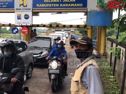 Penyekatan Mudik di Jembatan Cibeet Karawang Bikin Macet Panjang!