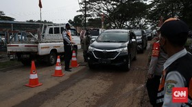 FOTO: Menyekat Arus Mudik di Jalur Tikus Bekasi-Karawang