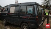 FOTO: Menyekat Arus Mudik di Jalur Tikus Bekasi-Karawang Petugas gabungan melakukan penyekatan di perbatasan Bekasi-Karawang, Syphoon Cibeet, yang kerap jadi jalur tikus untuk menyiasati larangan mudik.