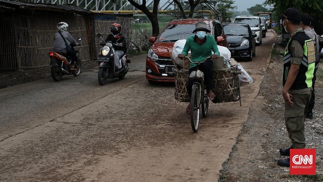 Gerombolan pemudik dari Jakarta yang menyusuri jalur tikus di Jembatan Siphon Cibeet, Bekasi-Karawang, diciduk polisi. Mereka dipaksa putar balik ke Jakarta.