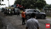 FOTO: Menyekat Arus Mudik di Jalur Tikus Bekasi-Karawang Petugas gabungan melakukan penyekatan di perbatasan Bekasi-Karawang, Syphoon Cibeet, yang kerap jadi jalur tikus untuk menyiasati larangan mudik.