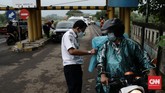 FOTO: Menyekat Arus Mudik di Jalur Tikus Bekasi-Karawang Petugas gabungan melakukan penyekatan di perbatasan Bekasi-Karawang, Syphoon Cibeet, yang kerap jadi jalur tikus untuk menyiasati larangan mudik.