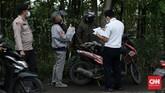 FOTO: Menyekat Arus Mudik di Jalur Tikus Bekasi-Karawang Petugas gabungan melakukan penyekatan di perbatasan Bekasi-Karawang, Syphoon Cibeet, yang kerap jadi jalur tikus untuk menyiasati larangan mudik.
