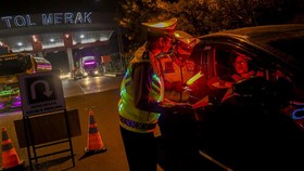 Jalan Tol Tangerang-Merak Berlubang, Banyak Mobil Pecah Ban