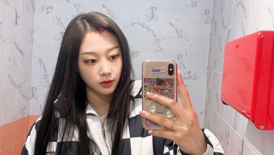 Pesona Cantik Giselle 'Aespa' Saat Pose Bareng Cake hingga Apel