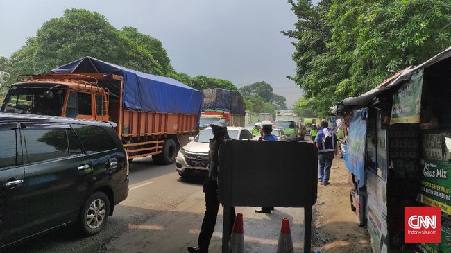 Warga sekitar lokasi pemandian alam Cikoromoy, Pandeglang, Banten, menolak penutupan tempat wisata di daerahnya yang bisa menyumbat nafkah di masa pandemi.