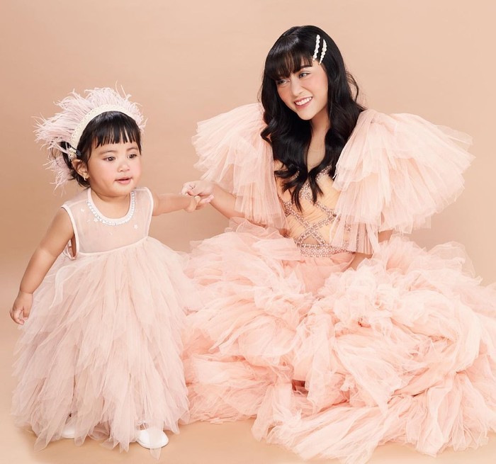 Rachel menyejajarkan posisi tubuhnya agar sejajar dengan Chava untuk menarik perhatian sang buah hati/Sumber/Instagram/rachelvennya.