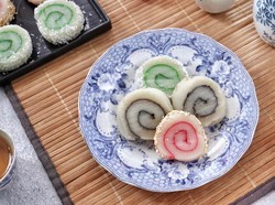 Resep Pembaca : Mochi Gulung Pelangi yang Manis Mulur Cocok Buat Takjil