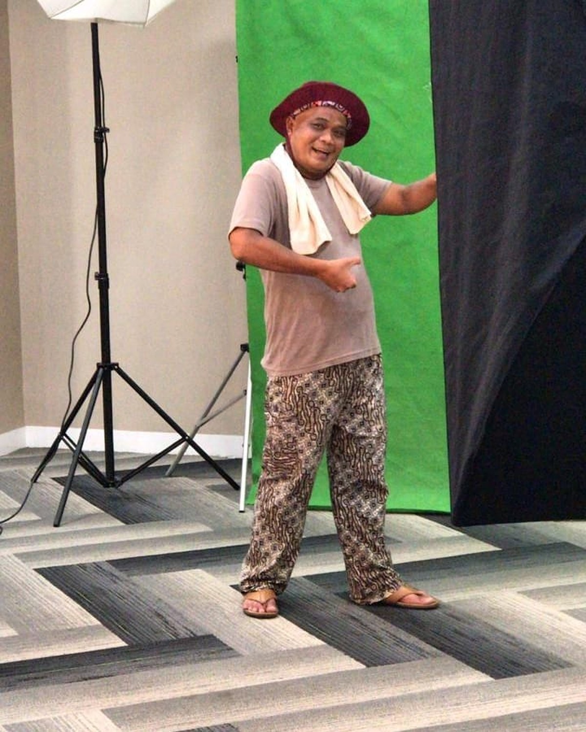 Lama tak ada kabar komedian Sapri dikabarkan tengah sakit&period; Intip lagi keceriaan Sapri sebelum jatuh sakit&excl;