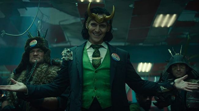 Tom Hiddleston tampil mengumumkan perubahan jadwal tayang serial Loki dari yang semula diagendakan pada 11 Juni 2021.