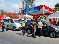 Melihat Kondisi Penyekatan Mudik di Jalur Arteri Karawang