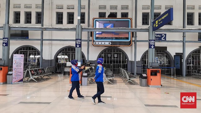 Stasiun Pasar Senen tak memeriksa surat bebas Covid-19 bagi para penumpang Kereta Api dari luar daerah lantaran itu sudah dicek di stasiun keberangkatan.