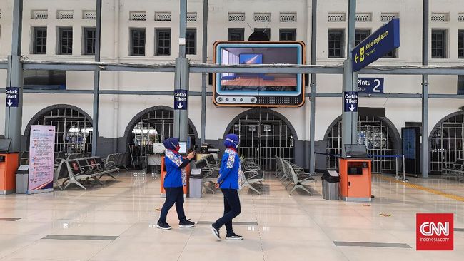Stasiun Pasar Senen Tak Cek Lagi Surat Bebas Covid Pendatang Stasiun Pasar Senen tak memeriksa surat bebas Covid-19 bagi para penumpang Kereta Api dari luar daerah lantaran itu sudah dicek di stasiun keberangkatan.