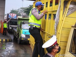 Pemudik Tepergok Ngumpet di Sela Truk Pengangkut Motor Baru