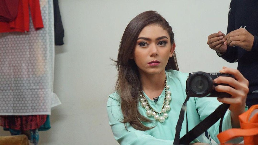 Thalita Latief Thalita Latief mencurahkan masalah rumah tangga nya dengan Dennis Lyla kepada Maia Estianty. Yuk kita intip potret Thalita!