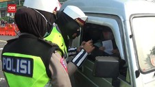 VIDEO: Karyawati Marah Disetop Petugas di Bundaran Waru