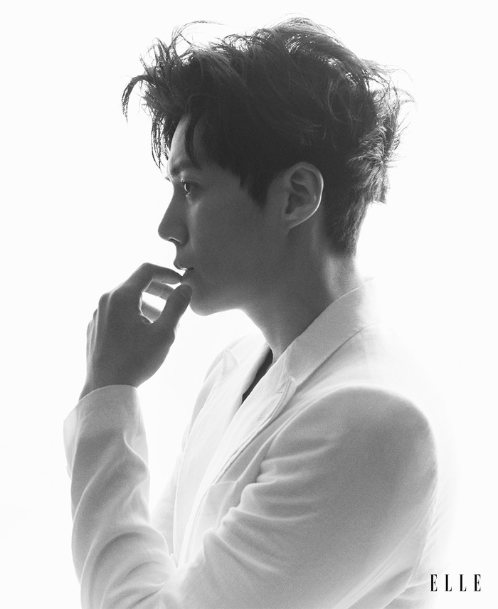 Tidak hanya drama, kini Kim Seon Ho menjelma jadi seorang entertainer berkat program variety show 2D1N. Ia menjadi member tetap program tersebut dan berhasil meraih penghargaan Rookie Award Variety Show (Foto: elle.com.sg)