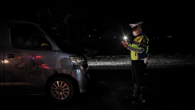 Kepolisian menduga video mantan anggota DPRD Tapanuli Tengah, Awaluddin Rao di pos penyekatan PPKM Darurat Padang itu memuat berita bohong atau hoaks