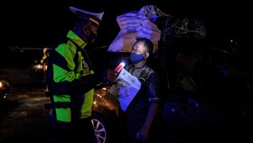 Warga Nekat Bayar Rp50 Ribu Numpang Truk Sayur Mudik ke Garut