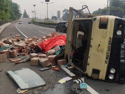 Truk Terguling Akibat Pecah Ban di Tol Dalam Kota