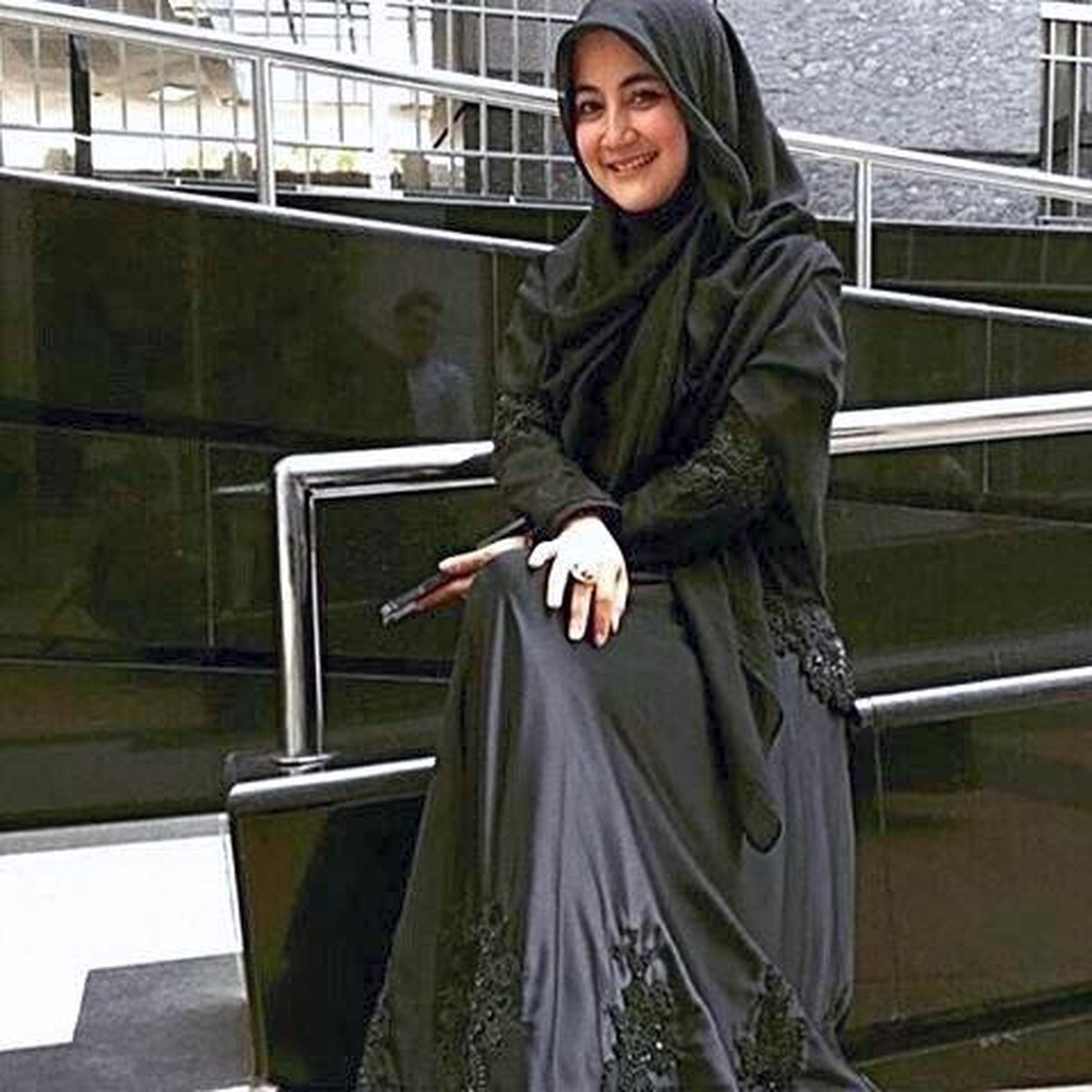 Kabar mengejutkan datang dari Umi Pipik istri Alm Uje yang mengaku bahwa ia sempat dipoligami saat sakit keras&period; Yuk kita intip potret Umi Pipik&excl;