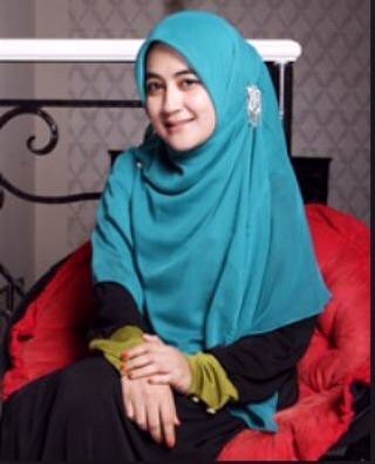 Kabar mengejutkan datang dari Umi Pipik istri Alm Uje yang mengaku bahwa ia sempat dipoligami saat sakit keras&period; Yuk kita intip potret Umi Pipik&excl;