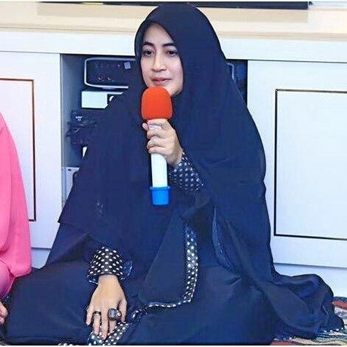 Kabar mengejutkan datang dari Umi Pipik istri Alm Uje yang mengaku bahwa ia sempat dipoligami saat sakit keras&period; Yuk kita intip potret Umi Pipik&excl;