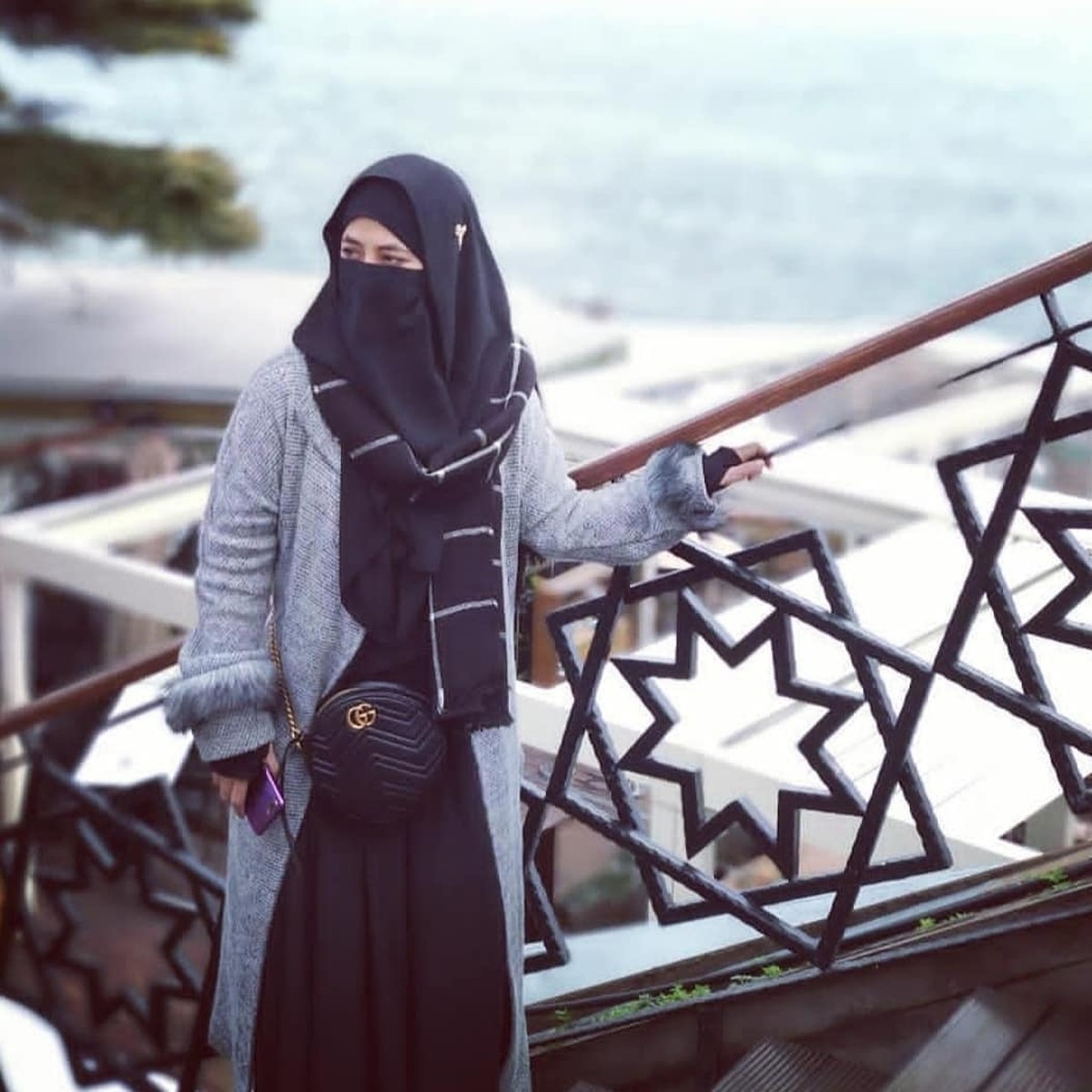 Kabar mengejutkan datang dari Umi Pipik istri Alm Uje yang mengaku bahwa ia sempat dipoligami saat sakit keras&period; Yuk kita intip potret Umi Pipik&excl;