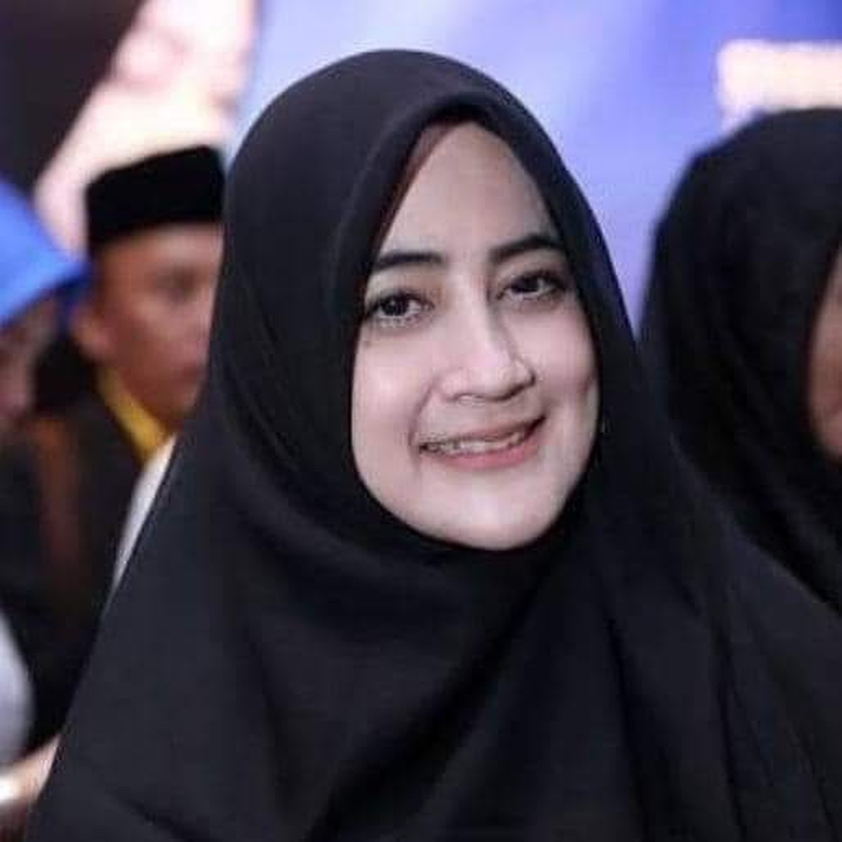 Kabar mengejutkan datang dari Umi Pipik istri Alm Uje yang mengaku bahwa ia sempat dipoligami saat sakit keras&period; Yuk kita intip potret Umi Pipik&excl;