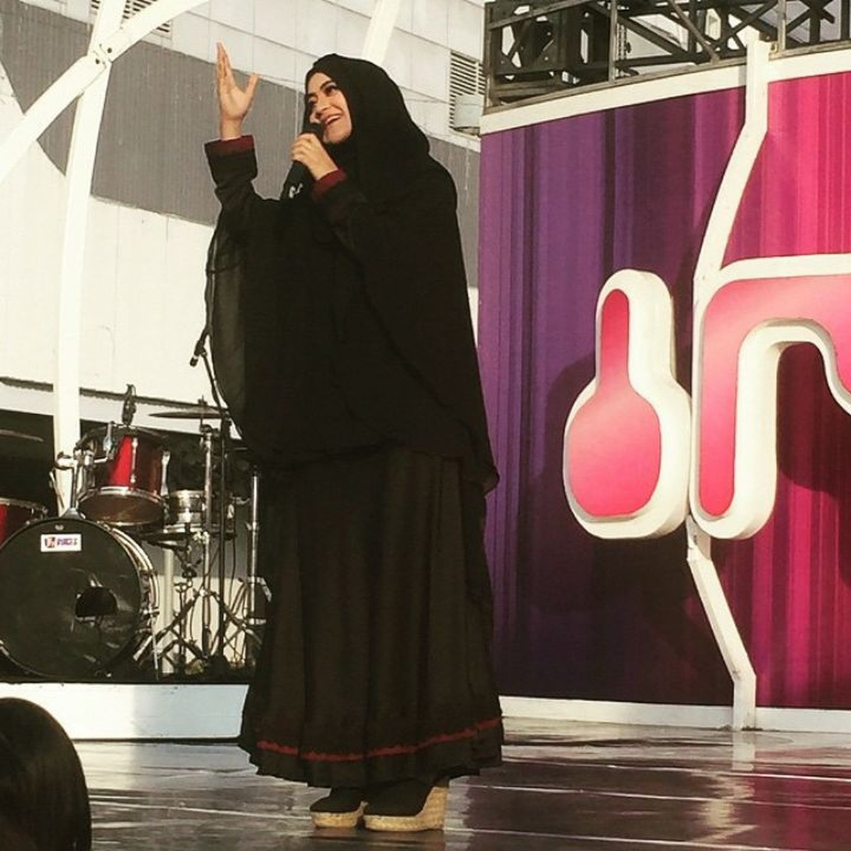 Kabar mengejutkan datang dari Umi Pipik istri Alm Uje yang mengaku bahwa ia sempat dipoligami saat sakit keras&period; Yuk kita intip potret Umi Pipik&excl;