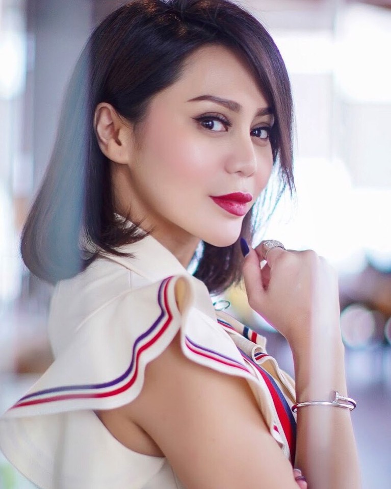 Vicky Zainal mengungkap alasannya bercerai dengan Mulyadi Setiawan setelah 10 tahun menikah. Yuk kita intip potret Vicky Zainal!