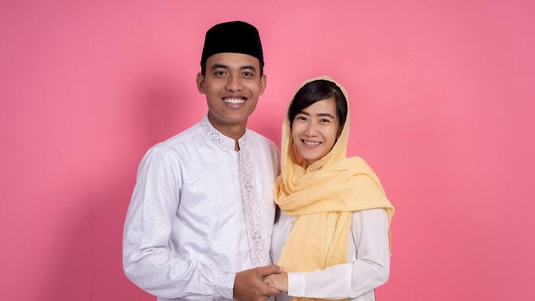 1141817314 portrait of asian man and woman greeting in muslim traditional way touching tip of finger