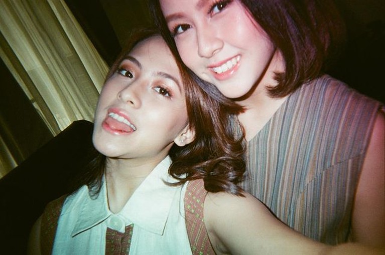 Adhisty Zara dan Hasyakyla Adhisty Zara dan Hasyakyla dua beradik kakak yang sering dibandingkan dan dikatakan bersaing. Yuk kita lihat kedekatan mereka!