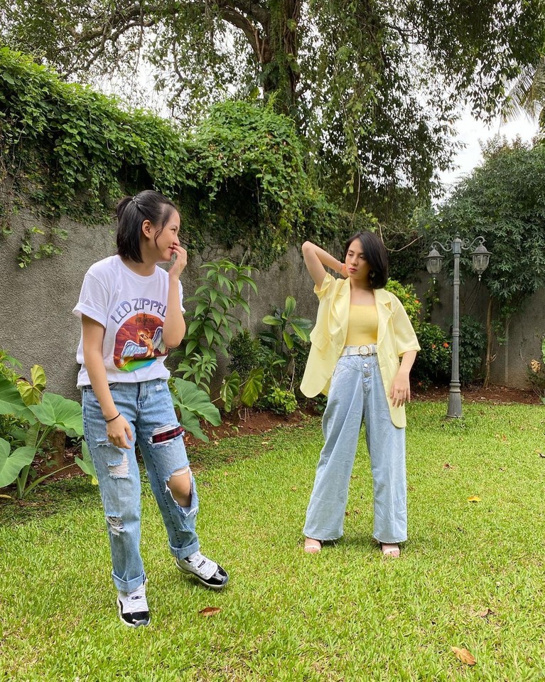 Adhisty Zara dan Hasyakyla Adhisty Zara dan Hasyakyla dua beradik kakak yang sering dibandingkan dan dikatakan bersaing. Yuk kita lihat kedekatan mereka!