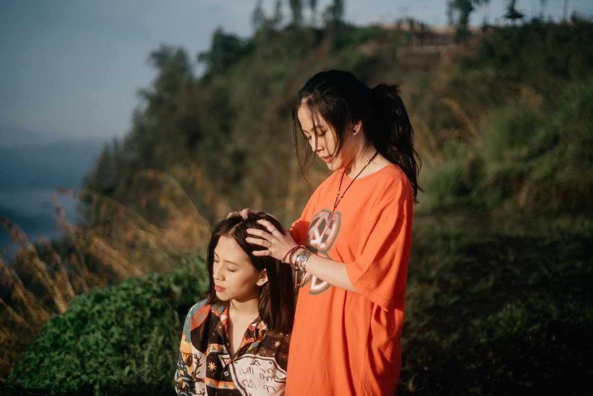 Adhisty Zara dan Hasyakyla dua beradik kakak yang sering dibandingkan dan dikatakan bersaing&period; Yuk kita lihat kedekatan mereka&excl;