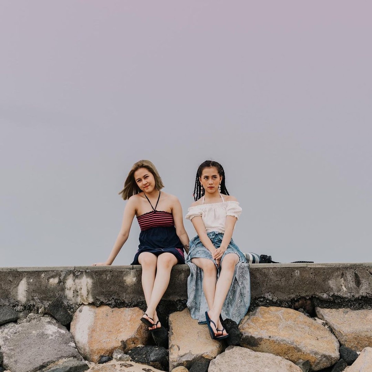 Adhisty Zara dan Hasyakyla dua beradik kakak yang sering dibandingkan dan dikatakan bersaing&period; Yuk kita lihat kedekatan mereka&excl;