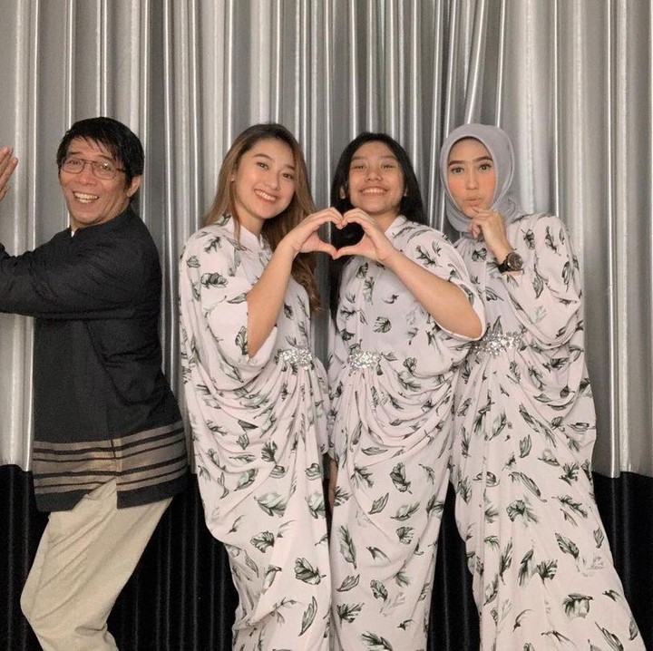 <p>Parto dan anak-anaknya selalu terlihat sangat harmonis. Amanda juga memiliki kakak tiri bernama Ashrida Dwi Handayani. Meski begitu, mereka selalu terlihat kompak! (Foto: Instagram: @amandacaesaa)</p>