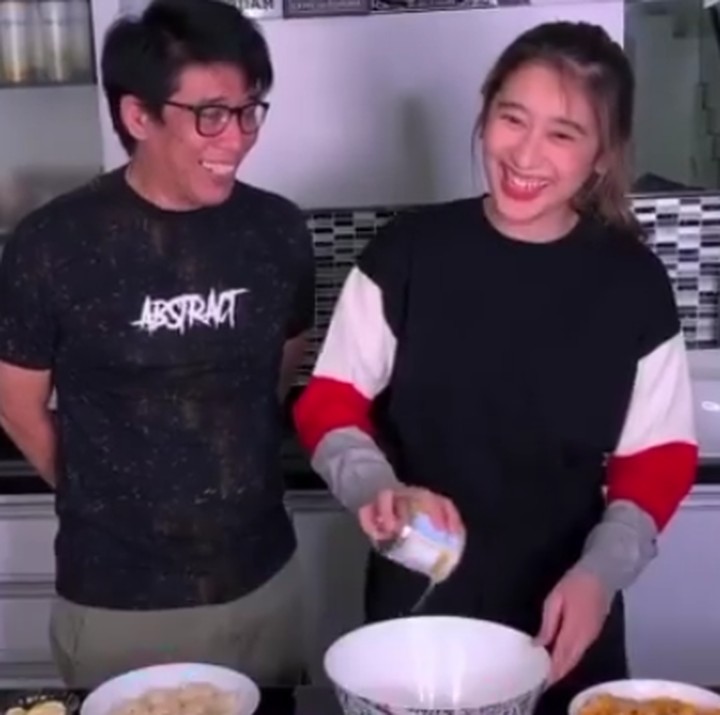 <p>Selain menyanyi, Amanda Caesa juga sering mengajak Parto melakukan berbagai aktivitas dalam vlognya. Termasuk ketika ia meminta ditemani saat memasak. So sweet, Bunda. (Foto: Instagram: @amandacaesaa)</p>