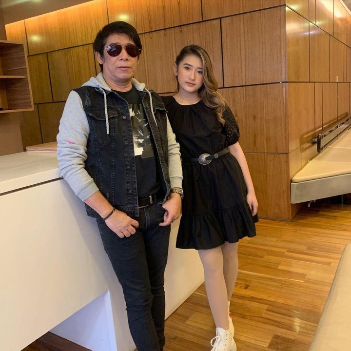 <p>Amanda Caesa diketahui memiliki hubungan yang sangat erat dengan sang ayah, lho. (Foto: Instagram: @amandacaesaa)</p>
