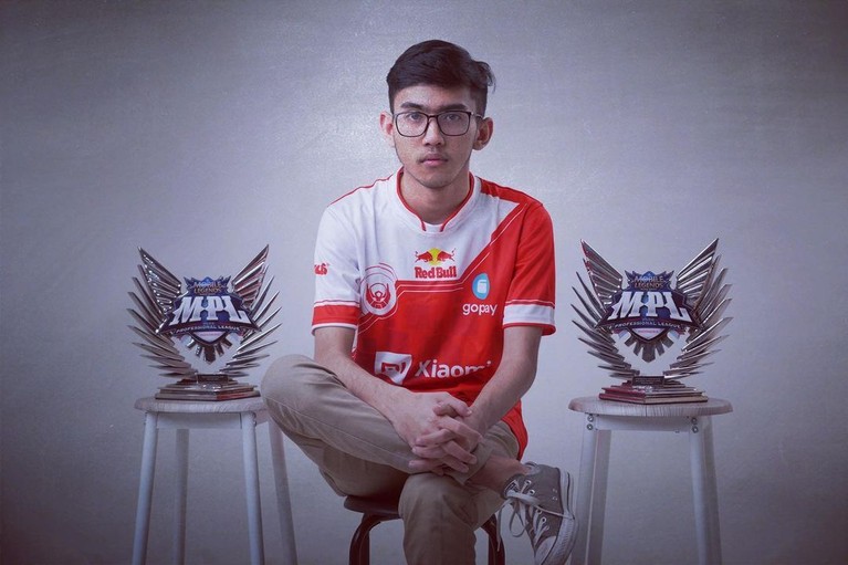 Nama BTR Branz menjadi viral karena melakukan tindak asusila saat live streaming game Mobile Legends. Yuk kita lihat sosoknya!